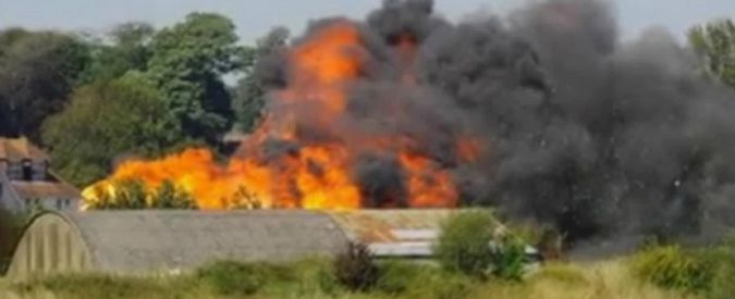 Copertina di Inghilterra, aereo precipita sulla statale durante un’esibizione: “Almeno sette morti”. Lo schianto in diretta