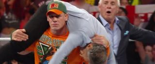 Copertina di Wrestling, lo show è servito: John Cena atterra di schiena il conduttore Jon Stewart