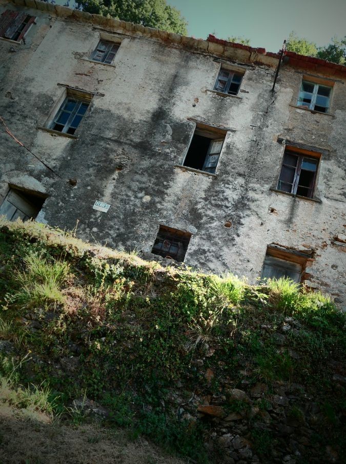 Strage di Sant’Anna, il terrore non finì il 12 agosto. L’incubo dei sopravvissuti: 40 giorni chiusi in una grotta: “Noi come zombie”