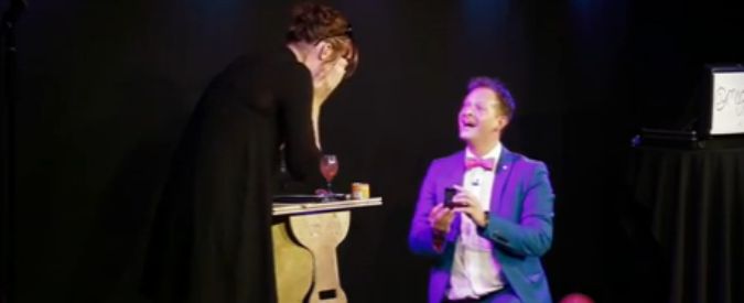 Copertina di “Non c’è trucco, non c’è inganno” e spunta l’anello: ecco la più magica delle proposte di matrimonio