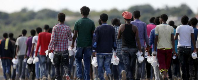 Migranti, camion italiano fermato in Inghilterra: a bordo 27 persone nel frigo