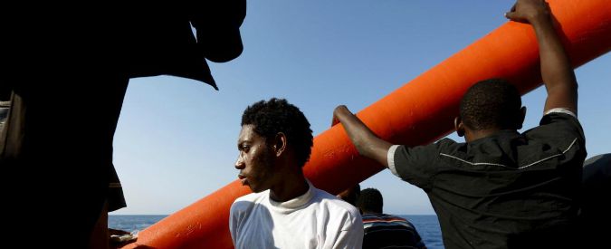 Migranti, nuova strage in Libia: “Due barconi affondati, trovati 200 corpi”