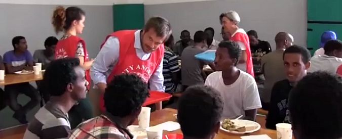 Migranti, milanesi ‘volontari’ distribuiscono cibo. Pisapia: “Basta polemiche sull’accoglienza”