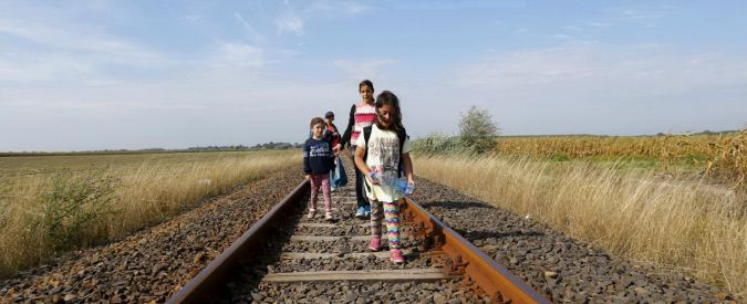 Copertina di Migranti, Alto commissariato: “Nei prossimi mesi 3mila persone al giorno verso la Macedonia”. Bulgaria invia blindati al confine