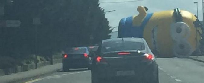 Copertina di Dublino, un Minion gigante cade in mezzo alla strada e il traffico va in tilt