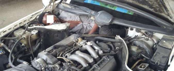 Spagna, migranti nascosti in un’auto: uno era incastrato nel vano motore