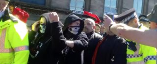 Copertina di Liverpool, corteo antifascista disperde marcia neonazista con banane e uova