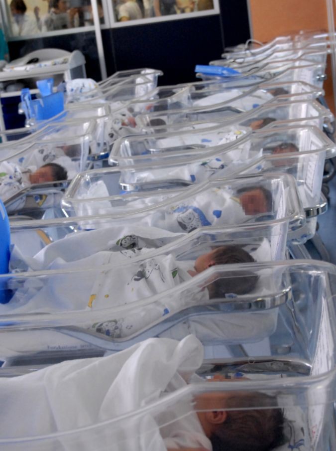 Medico della fertilità usava il suo seme al posto di quello dei donatori: “Ha almeno 49 figli”