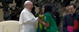 Copertina di Papa Francesco scherza con una fedele brasiliana: “È meglio Maradona o Pelé?”