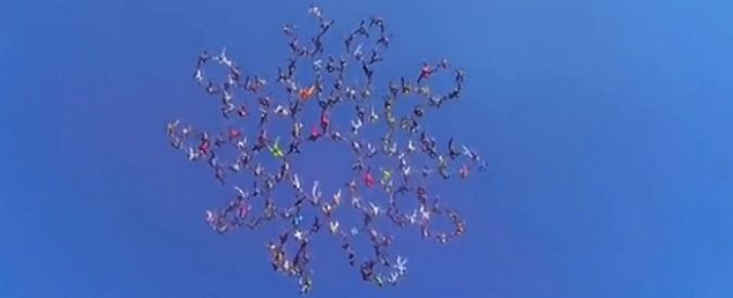 Copertina di La più grande formazione di paracadutisti della storia. Sono 164, l’effetto è mozzafiato