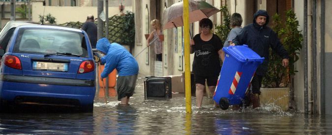 Copertina di Maltempo, a Pisa traffico in tilt e uscite bloccate. Galletti: “Mai più condoni edilizi e case vicino fiumi” (Foto)