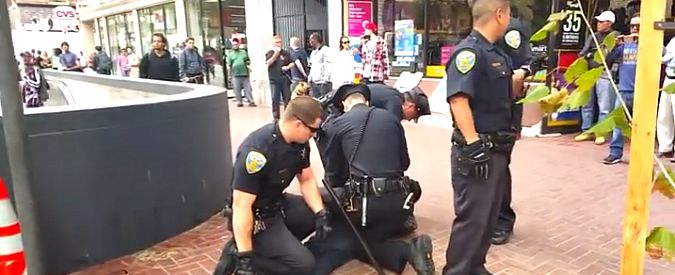 Copertina di Usa, polizia brutale: cinque agenti per immobilizzare un disabile (senza gamba)