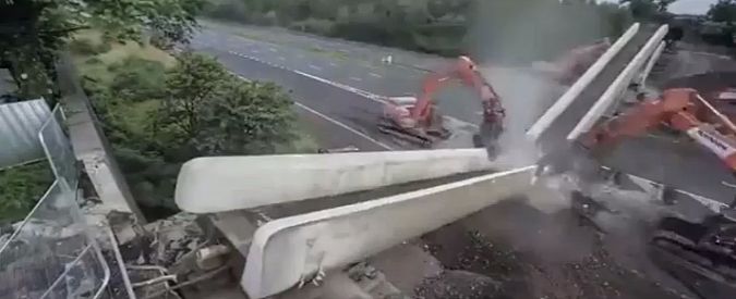 Copertina di 44 ore di lavoro in tre minuti, l’abbattimento del ponte è uno spettacolo