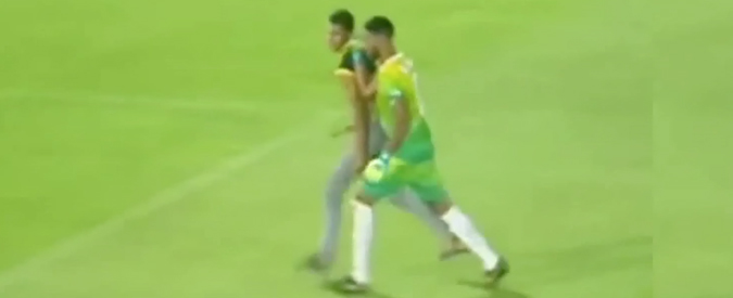 Copertina di Marocco, portiere maltratta invasore di campo. E l’arbitro espelle il giocatore