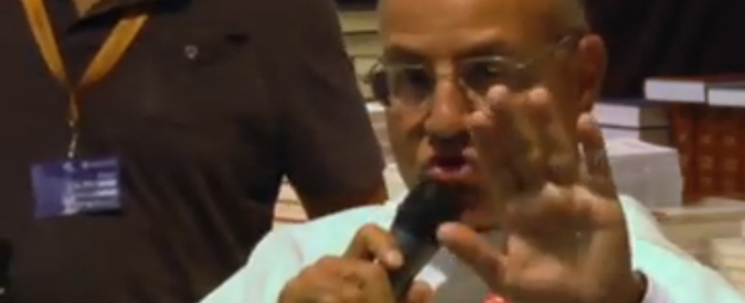 Copertina di Rimini, prete anti-gay caccia i cronisti: “Querelo chi registra”. Ma Cl lo scarica