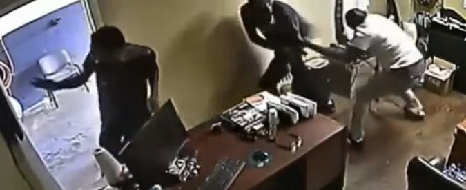 Copertina di Florida, cerca di derubare in un autoricambi ma è troppo imbranato e si fa togliere la pistola