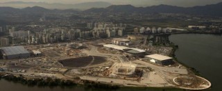 Copertina di Brasile, a un anno dalle Olimpiadi di Rio 2016 è caos: tra crisi, criminalità, inquinamento e lavori in ritardo