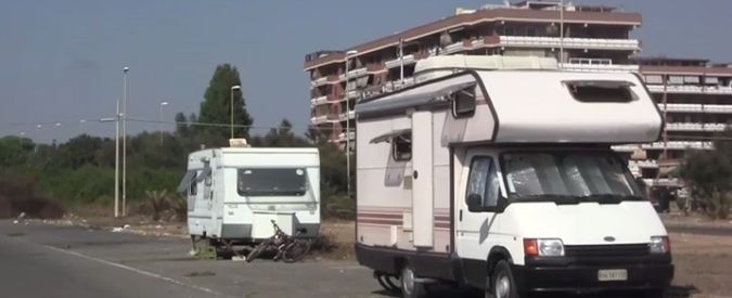 Copertina di Crisi, boom di italiani che vivono in roulotte: “Vita da rom, ma siamo poveri di serie B”