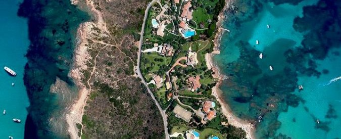 Uno sguardo sopra l’isola: la Sardegna vista dall’alto, dove la bellezza si scontra con le conseguenze di scelte politiche scellerate
