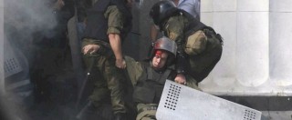 Copertina di Kiev, nazionalisti in piazza. Granata e scontri fuori dal Parlamento: un poliziotto morto e 90 feriti
