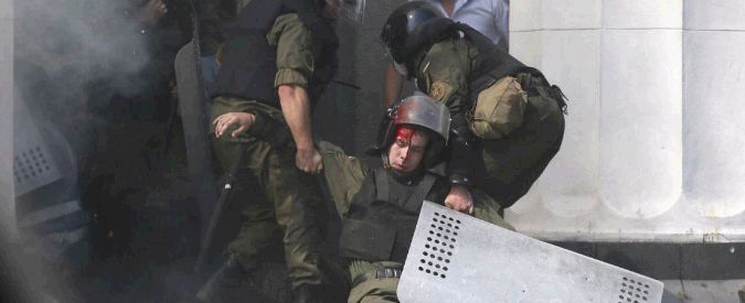 Copertina di Kiev, nazionalisti in piazza. Granata e scontri fuori dal Parlamento: un poliziotto morto e 90 feriti