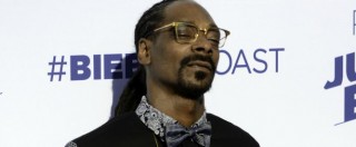 Copertina di Snoop Dogg fermato a Lamezia Terme per riciclaggio: voleva imbarcare sul jet privato 420mila dollari in contanti