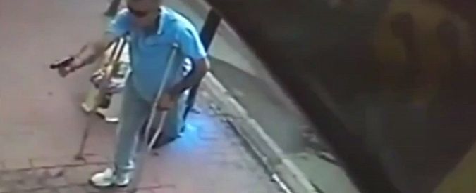 Copertina di Senza una gamba con la pistola in pugno. L’agguato è senza barriere architettoniche