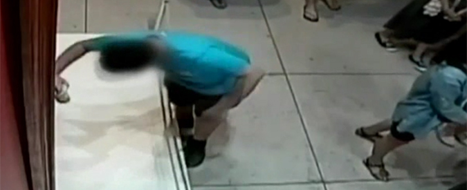 Copertina di Inciampa in un museo e finisce dentro un quadro: 1,5 milioni di danni