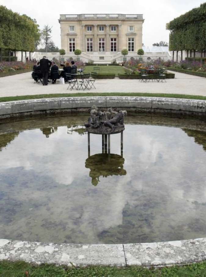 Reggia di Versailles, gara d’appalto per trasformarla in hotel di lusso. “Emblema della Francia diventa Disneyland”