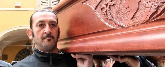 Copertina di Equitalia, disoccupato a processo per diffamazione. Cinquanta persone in corteo con una bara davanti al Tribunale