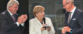 Copertina di Salone di Francoforte 2015, Merkel chiede alle Case auto di aiutare i rifugiati – FOTO