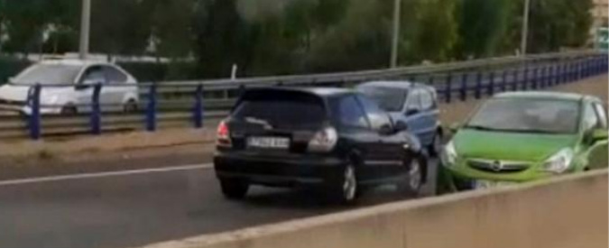 Copertina di Prende autostrada contromano e s’infila in galleria. Automobilisti urlano: “Aiuto, fermatela”