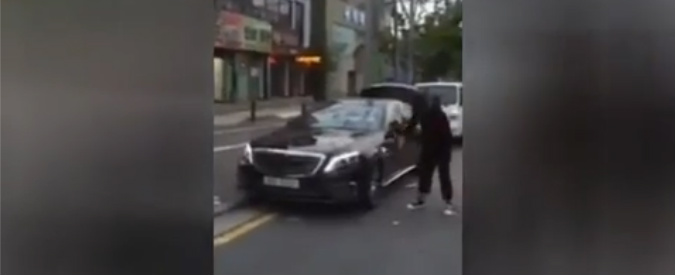 Copertina di La concessionaria non gli cambia la Mercedes difettosa: il cliente la distrugge con una mazza da golf