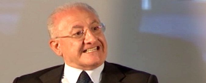 Copertina di De Luca si scaglia contro Rai3: “Camorrismo giornalistico, puttanate e imbecillità”