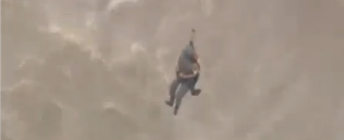 Copertina di Giappone, tifone Etau: le immagini choc dei salvataggi sui tetti