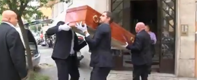 Copertina di Pietro Ingrao, l’uscita del feretro dall’abitazione. Dalle 15 camera ardente a Montecitorio