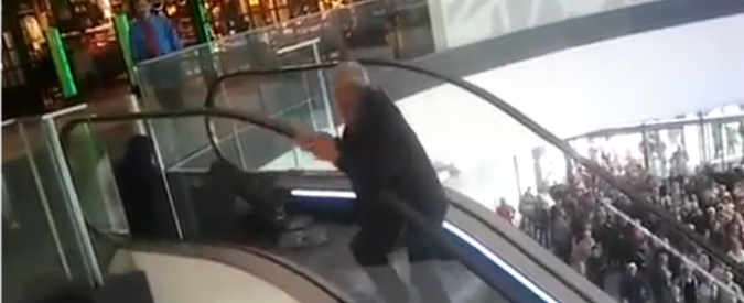 Copertina di Regalano hamburger al megastore: due vecchietti provano a fare i furbi, ma finisce male