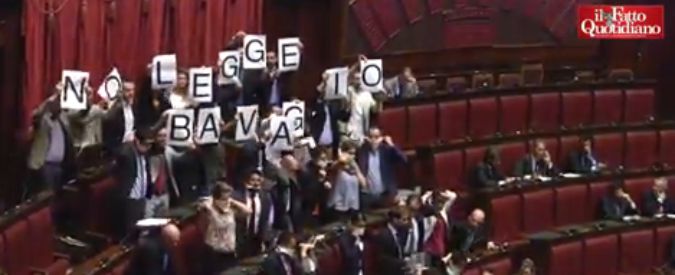 Copertina di Ddl penale, deputati M5S si imbavagliano: “Dov’è finita la sinistra dei girotondi?”