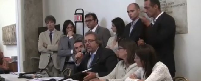 Copertina di Mafia Capitale, M5s: “Ostia ancora in mano ai clan. Renzi insabbia scioglimento Roma”