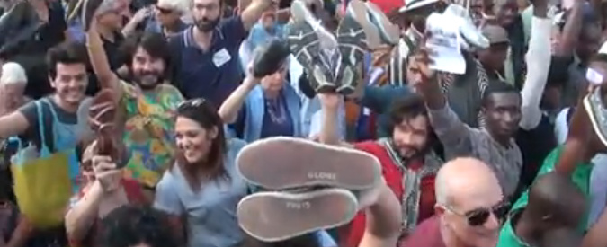 Marcia degli scalzi per i migranti, blitz al Festival di Venezia: “Serve comprensione per chi rischia la propria vita”