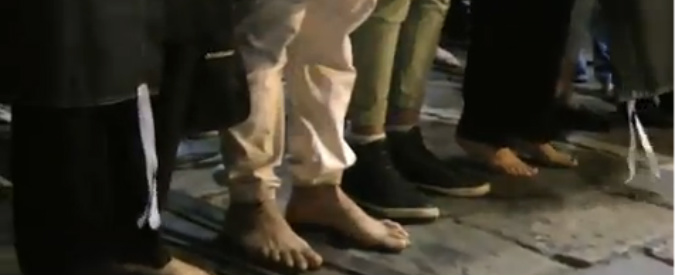 Copertina di Marcia degli scalzi, i migranti a Milano: ‘Germania ha capito le potenzialità, qui in Italia non vogliamo stare’