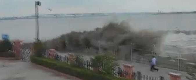 Copertina di Cina, lo spettacolo delle maree si trasforma in un evento choc: il video amatoriale