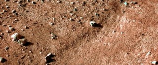 Copertina di Marte, l’annuncio della Nasa: “Sul pianeta rosso scorrono ruscelli d’acqua salata durante le stagioni calde” (FOTO)