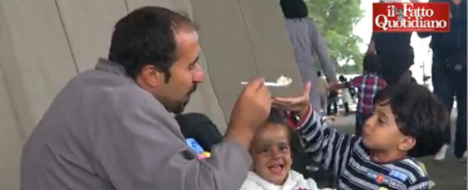 Copertina di Migranti, decine di migliaia accampati al confine ungherese per raggiungere l’Austria