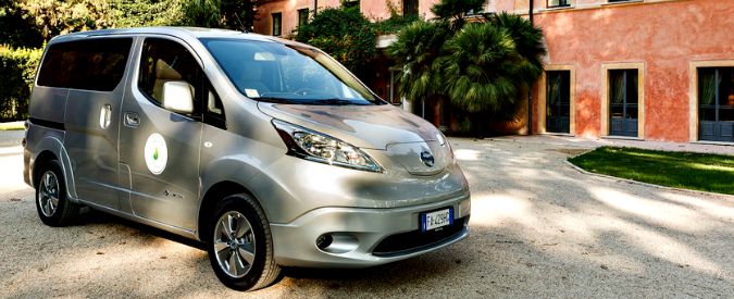 Copertina di Nissan e-NV200 Evalia, il primo furgone elettrico per 7 si candida come la più “green” delle navette – FOTO