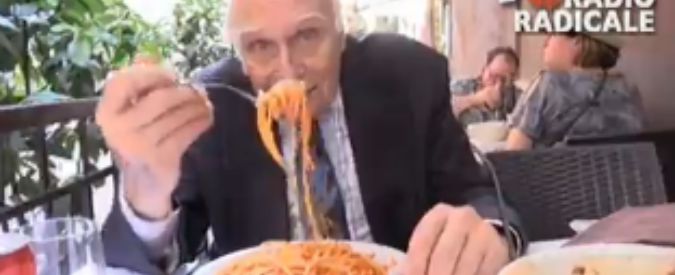 Copertina di Amnistia a detenuti, Pannella interrompe sciopero della fame: “Bergoglio mi hai alimentato”. E ringrazia con un’amatriciana