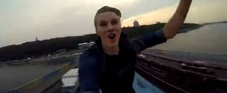 Copertina di Russia, vlogger 17enne viaggia sul tetto della metro e si riprende nella folle corsa