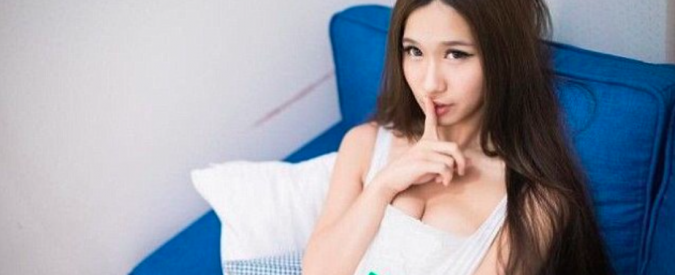 Nudi “plastici”, a Taiwan va di moda farsi un selfie coperti solo da una busta del supermercato