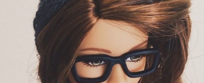 Instagram, un milione di followers per la Barbie che “sfotte” la selfie mania