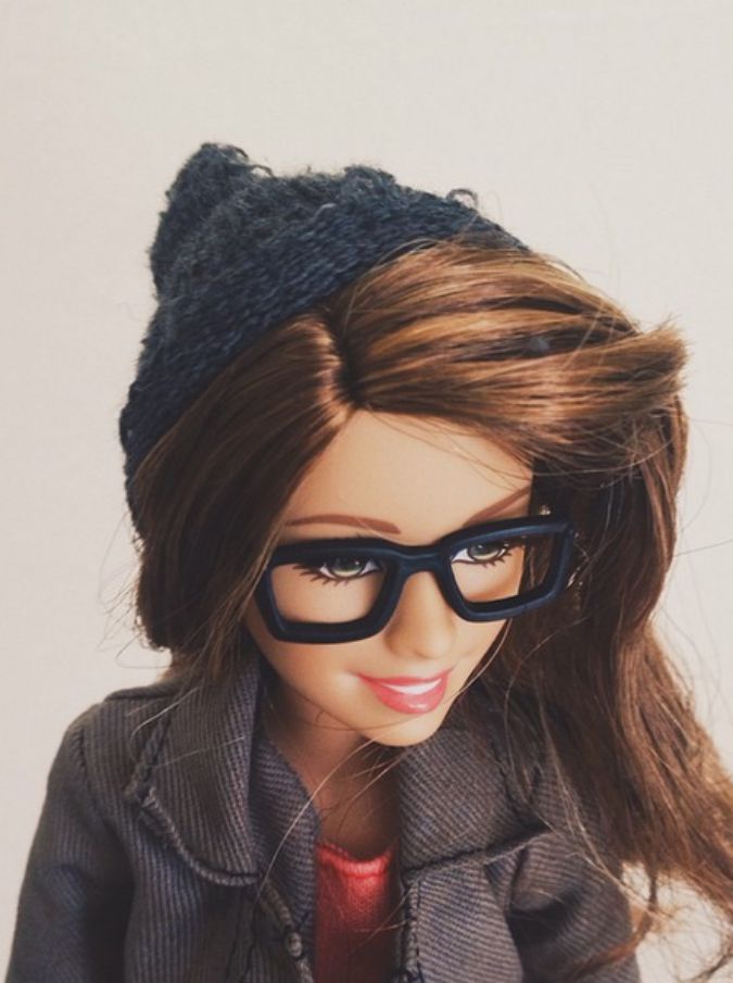 Instagram, un milione di followers per la Barbie che “sfotte” la selfie mania